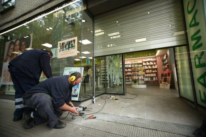 Asaltan de madrugada una farmacia en el barrio de Iturrama de Pamplona y se llevan la caja registradora