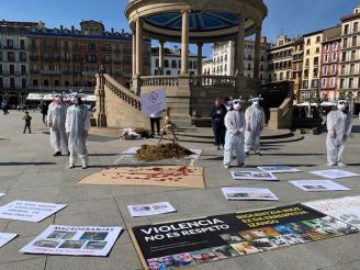 Seis 'vacas' irrumpen en la plaza del Castillo para denunciar el maltrato