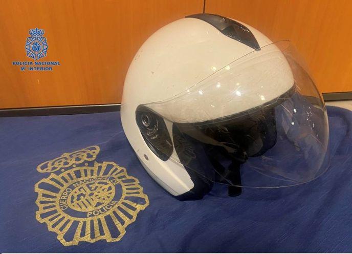 Causa daos de 2.000 € en un comercio de Pamplona para robar un casco de moto de 130 €