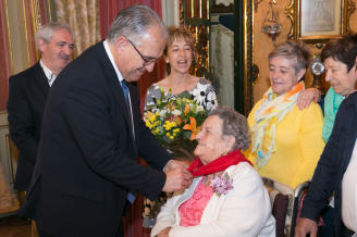 El alcalde Enrique Maya recibe a la centenaria Catalina Saldías Aristráin