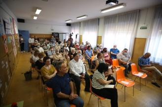 Enfado en un barrio de Pamplona durante una reunión con el alcalde