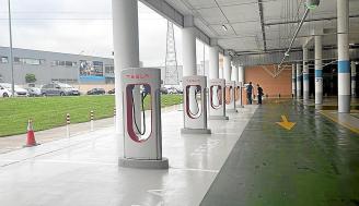 La Morea y Tesla abren en Navarra la primera red de supercargadores