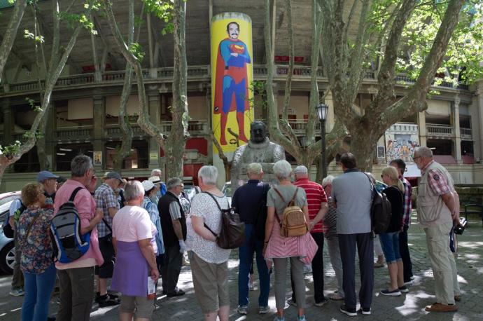 ¿Por qué está Superman en la plaza de toros de Pamplona?