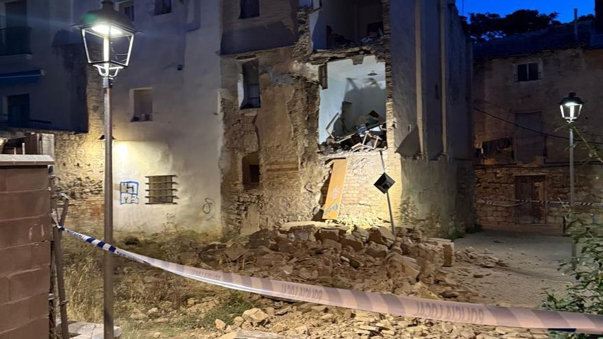 Se derrumba parte de la fachada de una casa ocupada en Tudela con tres jóvenes dentro