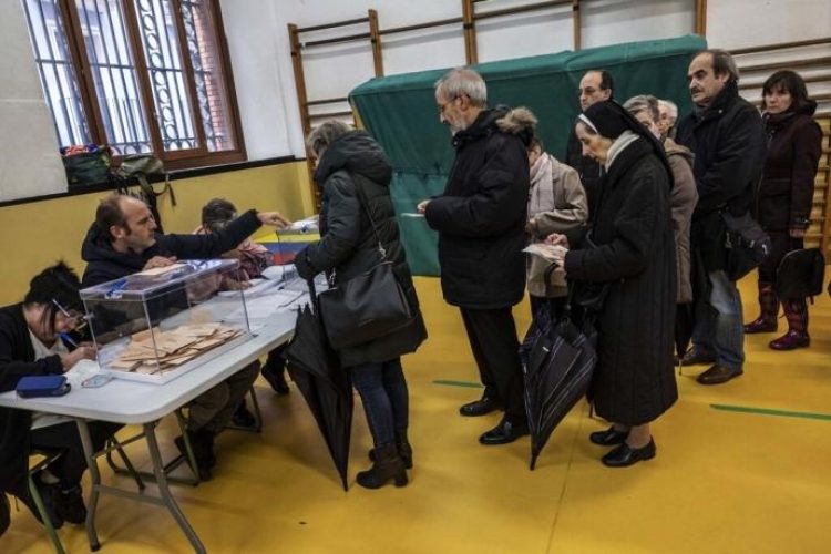 gente-votando-durante-las-elecciones-en-navarra.jpg